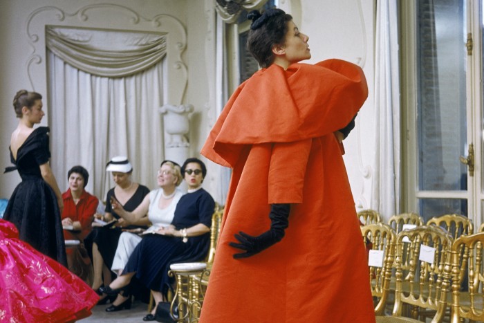 unutrašnjost kompromis knjigovođa  Balenciaga: Shaping Fashion at the V&A - Field Notes | Blog and News |  Field Grey